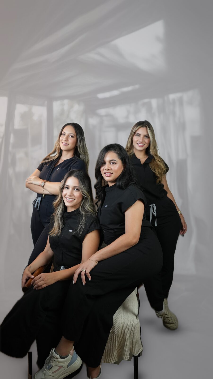 El equipo de Barbie Studio Miami, cuatro profesionales con el uniforme negro del estudio
